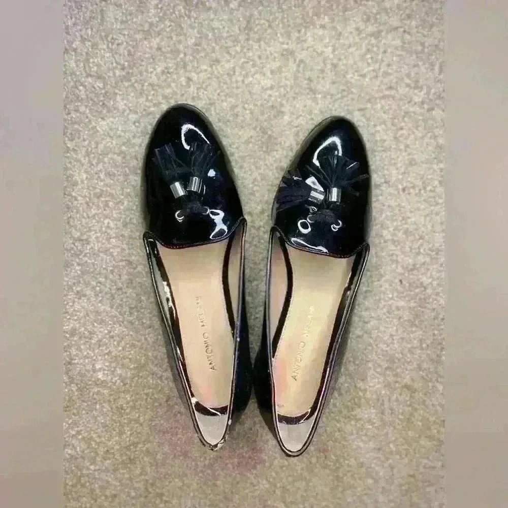 Women’s black patent leather tassel shoes